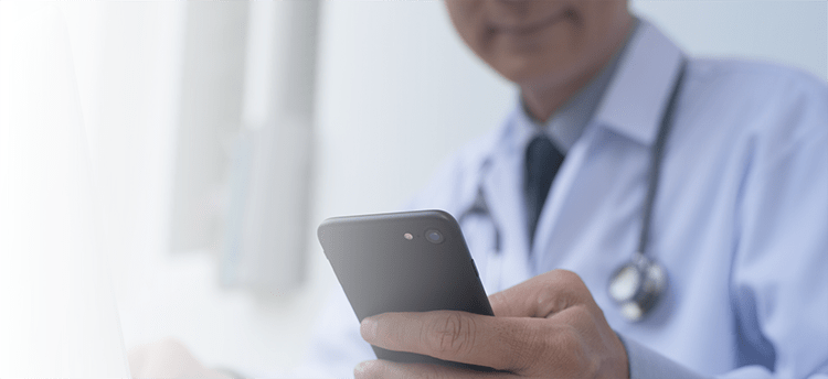 medecin avec mobile